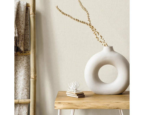 Dekorative Szene mit Vase, Bücherstapel und Bambusleiter vor einer hellen Wand