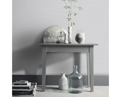 Dekoration mit Tisch, Vasen und Deko-Objekten