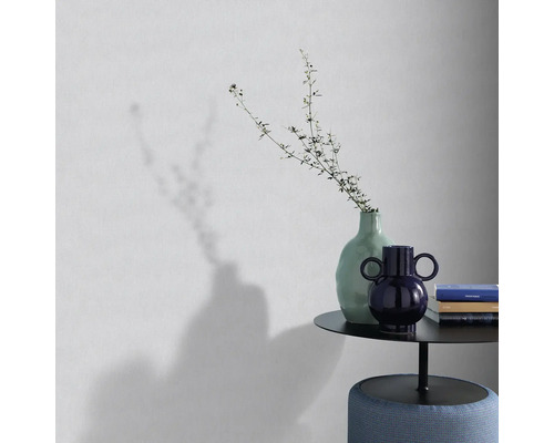 Dekorative Vasen und Bücher auf einem Beistelltisch