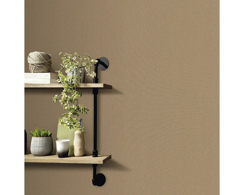 Regal mit Dekoration an einer strukturierten Wand