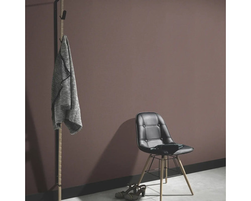 Wohnraum mit Wandfarbe, Garderobenständer und Stuhl