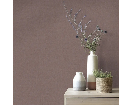 Nahaufnahme einer braunen Vliestapete mit Blumenvasen auf einem Holztisch