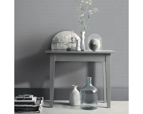 Dekorative Szene mit grauem Tisch, Vasen und Dekorationen