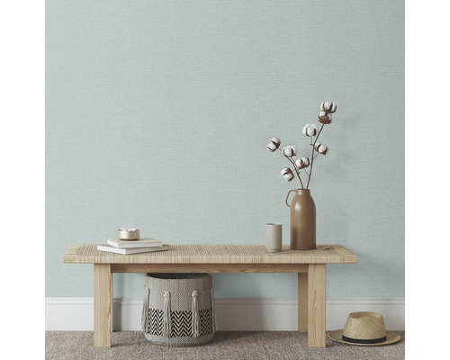 Raumansicht mit strukturierten Tapeten, Bank, Dekoration und Accessoires für die Raumgestaltung