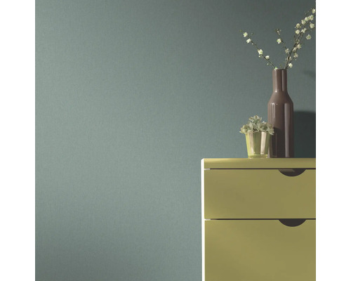 Wandgestaltung mit Vase und Pflanze auf Kommode