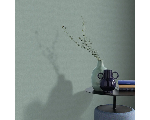 Dekorative Tapete mit Vasenarrangement auf einem Beistelltisch