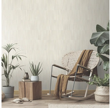 Heller Wohnraum mit gemusterter Tapete, Schaukelstuhl und Zimmerpflanzen für eine freundliche Atmosphäre.