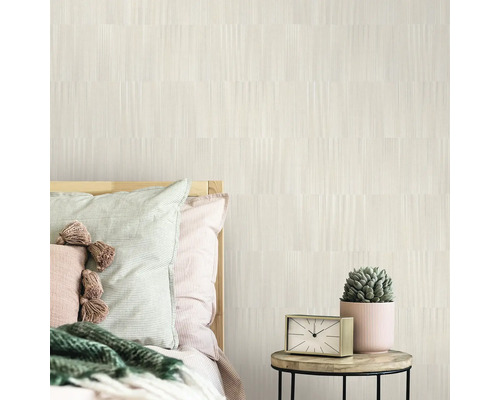 Schlafzimmer mit Bett, Nachttisch, Uhr und gemusterter Tapete