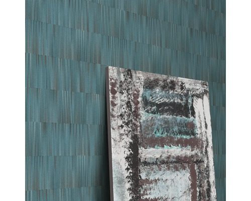 Detailaufnahme von einer Wand mit einer abstrakten Tapete und einem abstrakten Gemälde.