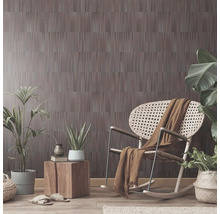 Wohnraum mit gemusterter Tapete, Schaukelstuhl, Beistelltisch und Pflanzen.