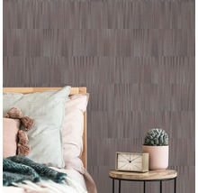 Schlafzimmer mit gemusterter Tapete und Nachttisch