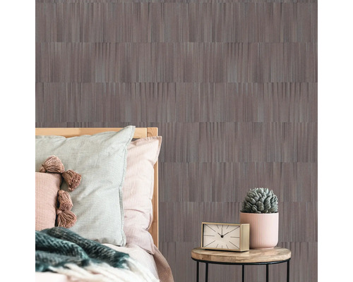 Schlafzimmer mit gemusterter Tapete und Nachttisch