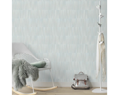 Zimmer mit hell gemusterter Tapete, Schaukelstuhl, Garderobe und Rucksack