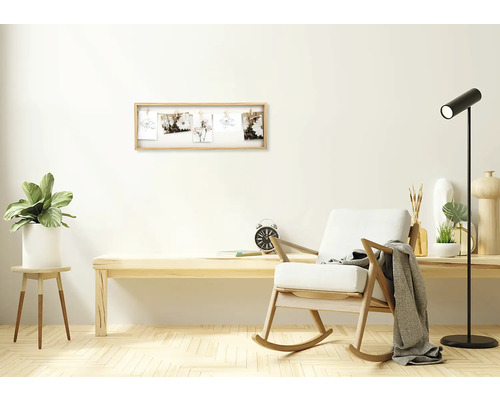 Wohnzimmer mit Holzschaukelstuhl, Tisch und Bilderrahmen