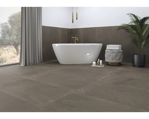 Modernes Badezimmer mit freistehender Badewanne, keramischen Bodenfliesen und großem Fenster