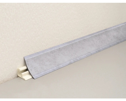 Sockelleiste mit Dekor an einer Wand