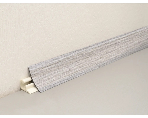 Sockelleiste mit Holzstruktur und Befestigungsclips