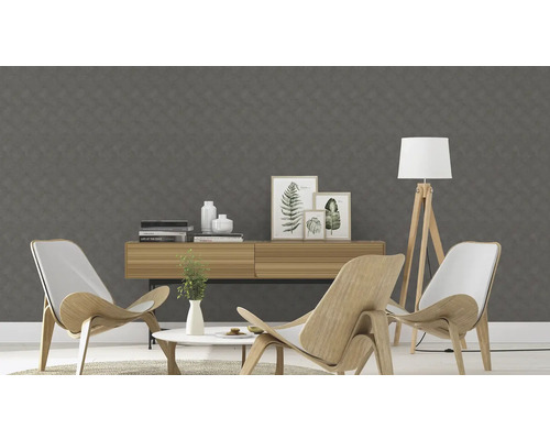 Wohnzimmer mit gemusterter Tapete, Holzmöbeln und Dekorationen für ein gemütliches Ambiente.