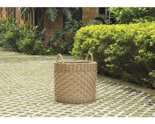 Geflochtener Korb mit Griffen im Außenbereich.
