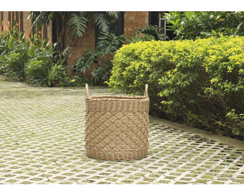 Runder Wäschekorb aus Rattan mit Griffen im Außenbereich