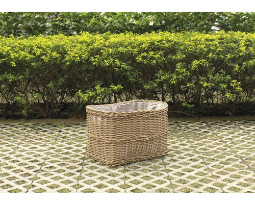 Geflochtener Pflanzkorb mit Folie im Garten