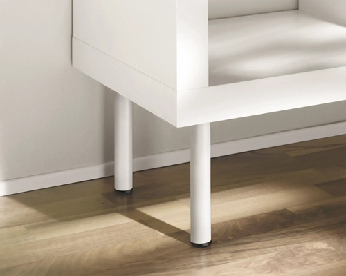 Detailansicht eines weißen Regals mit Metallfüßen.