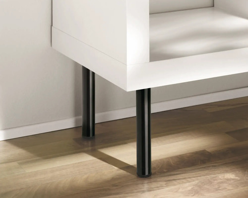 Detailansicht eines weißen Schranks mit schwarzen Füßen