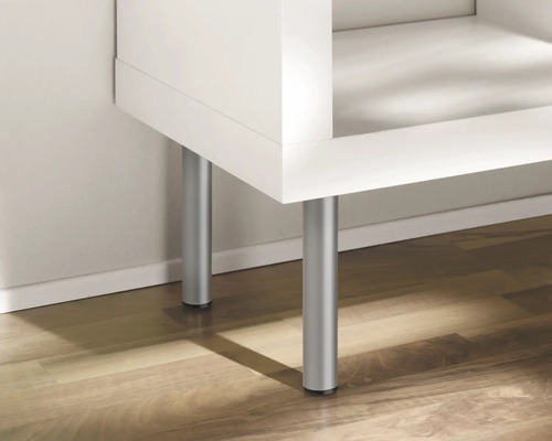 Detailansicht eines weißen Möbelstücks mit silberfarbenen Beinen.