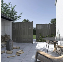 Gartenszene mit Zaunelementen, Gartenmöbeln und Brennholz