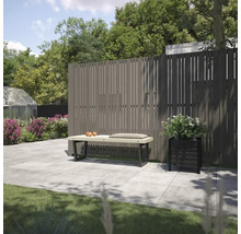 Gartenansicht mit Sichtschutzzaun, Sitzbank und bepflanztem Blumenkübel