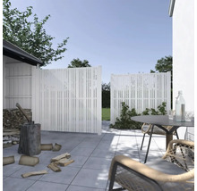 Garten mit weißem Sichtschutzzaun und Sitzbereich
