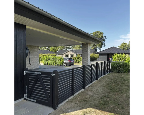 Holzzaun mit Gartentor vor Wohnhaus