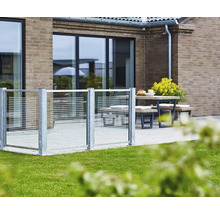 Terrasse mit Windschutz und Sitzgruppe vor einem Wohnhaus