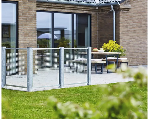 Terrasse mit Windschutz und Sitzgruppe vor einem Wohnhaus