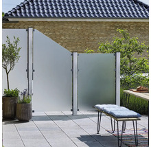 Terrasse mit Sichtschutzzaun aus Glas, Pflanzgefäßen und Sitzbank