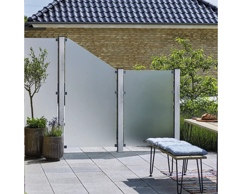 Terrasse mit Sichtschutzzaun aus Glas, Pflanzgefäßen und Sitzbank