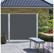 Sichtschutzzaun aus Holz und Metall auf einer Terrasse mit Tisch und Sitzbank