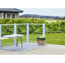 Terrassenszene mit Bank, Outdoor-Teppich, Blumenkorb und Geländer