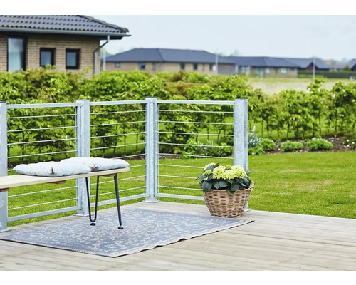 Terrassenszene mit Bank, Outdoor-Teppich, Blumenkorb und Geländer
