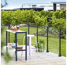 Szene im Garten mit Glaselementzaun, Bartisch und Barhocker auf Holzterrasse
