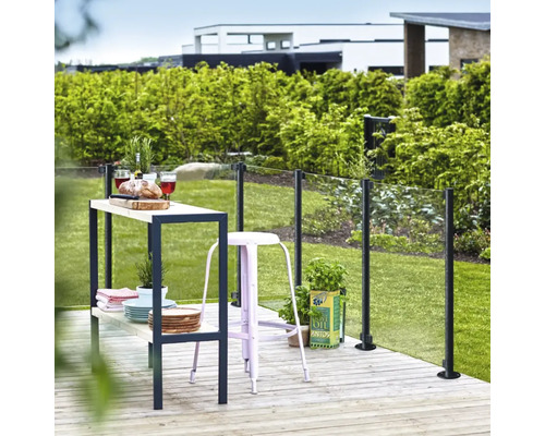 Szene im Garten mit Glaselementzaun, Bartisch und Barhocker auf Holzterrasse
