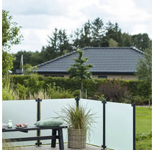 Terrasse mit Windschutzwand, Sitzbank und Pflanzgefäß