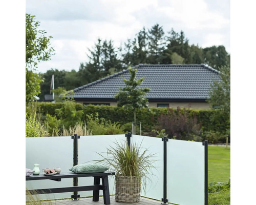 Terrasse mit Windschutzwand, Sitzbank und Pflanzgefäß