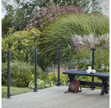 Terrasse mit Glasgeländer, Sitzbank und Garten