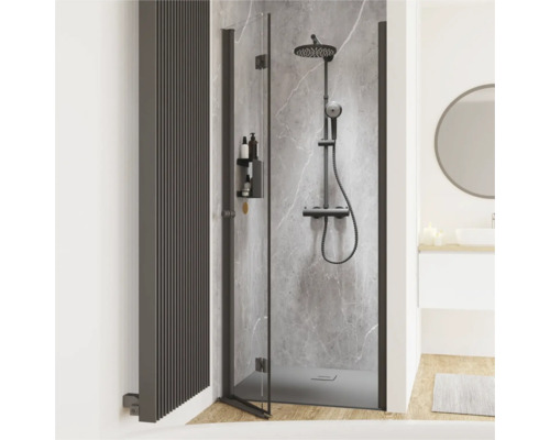 Badezimmer mit Duschkabine, Kopfbrause und Handtuchwärmer