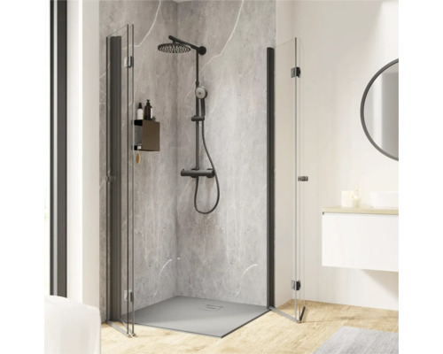 Dusche mit Glastüren, Duschkopf und Duschwanne in einem Badezimmer.