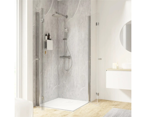 Badezimmer mit Duschkabine aus Glas und Duscharmatur