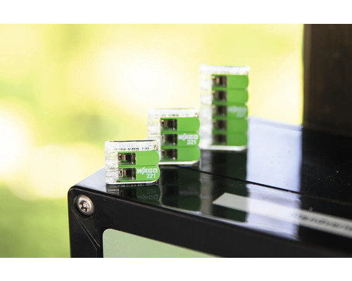 Wago 221 Verbindungsklemmen auf einer Oberfläche