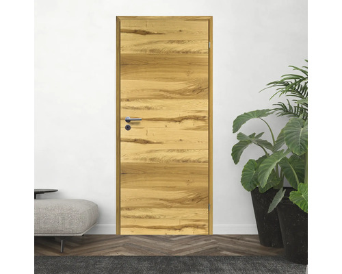 Holztür mit Drückergarnitur in einem hellen Raum