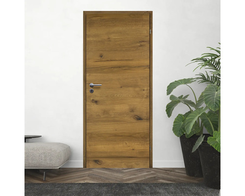 Zimmertür aus Holz mit Türdrücker in einem hellen Raum.